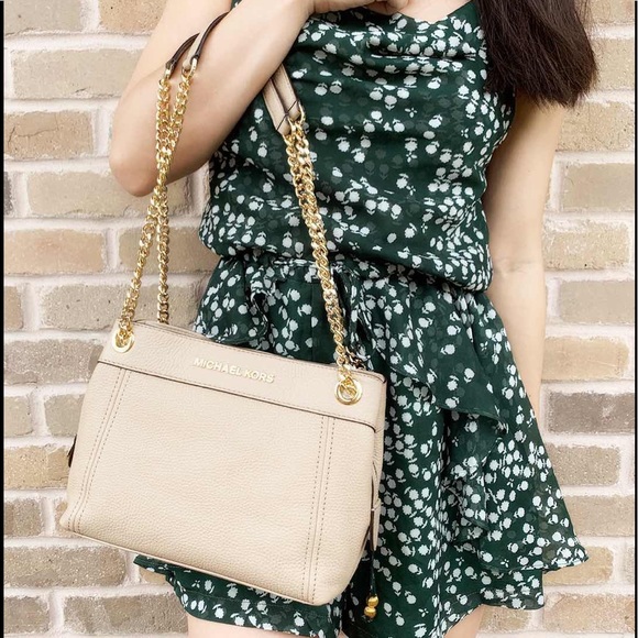 Gaby’sBags👜💕- NWT Michael Kors Chain Tote Bisque - Picture 3 of 4